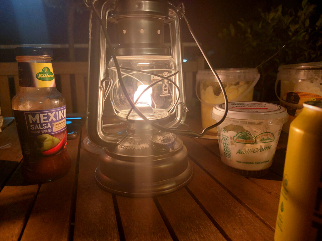 Modell Baby Special 276. Eine der Petroleumlampen als Ambientebeleuchtung beim Grillen
