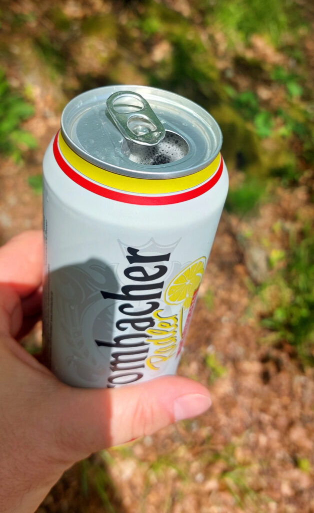 Gekühlte Getränkedose Krombacher Radler alkoholfrei draußen