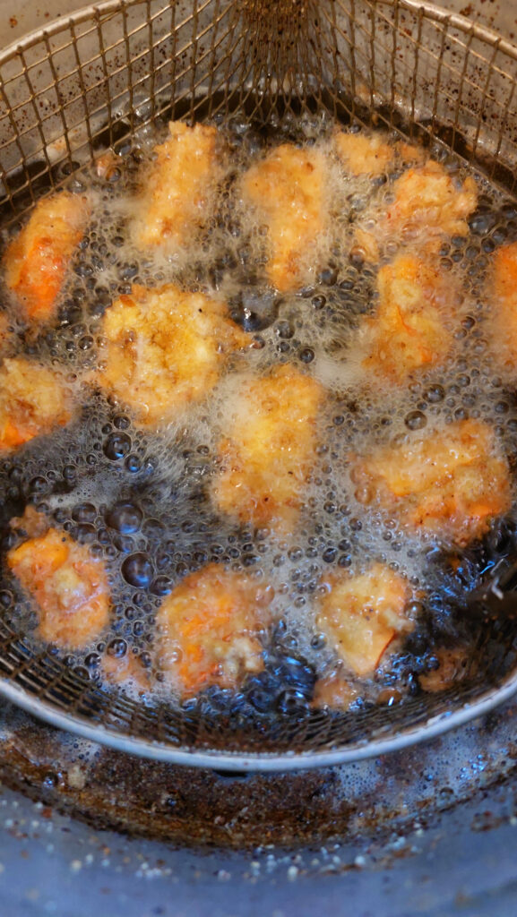 Nuggets werden in der Fritteuse bei 180 Grad für 4Minuten frittiert