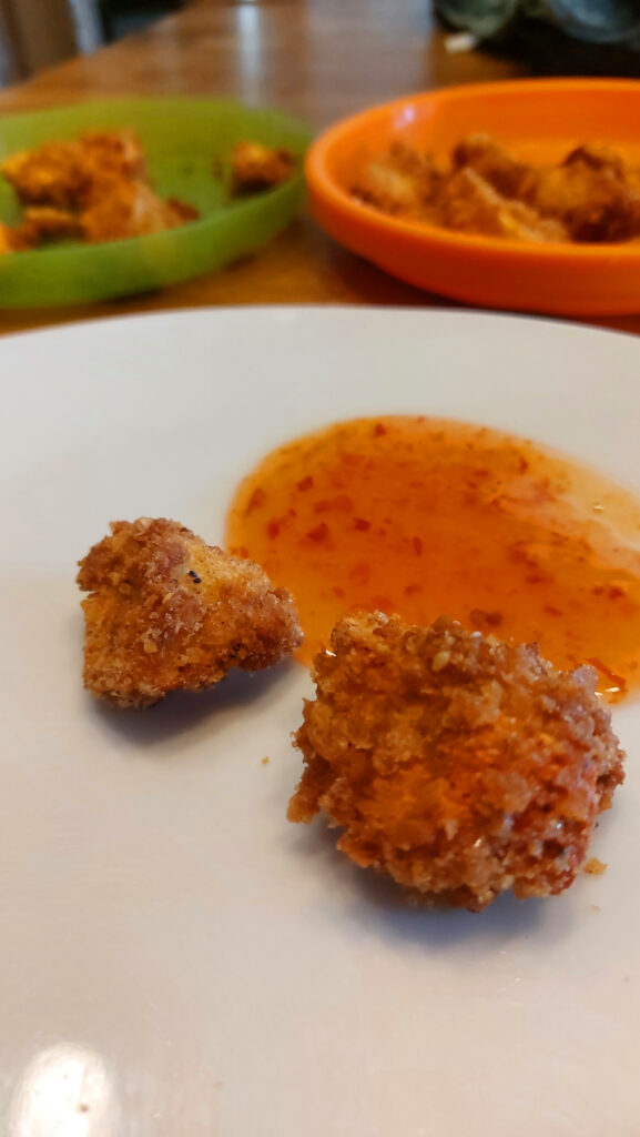 Angerichtete vegetarische Nuggets aus Schwefelporling mit Chilisauce