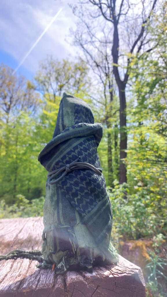 Nasses Shemagh zum Kühlen von Getränken durch Verdunstung