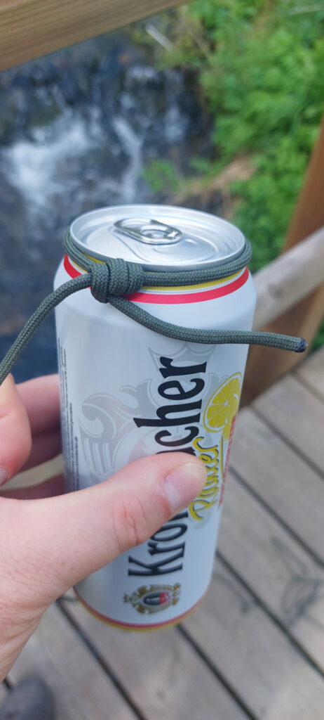 Getränkedose an Paracord geknotet