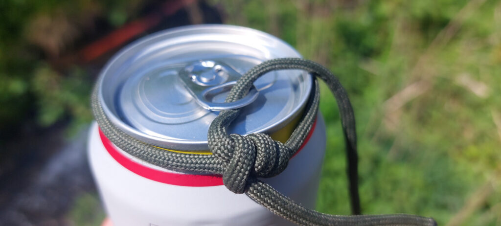 Paracord an der Getränkedose am Verschluss gesichert