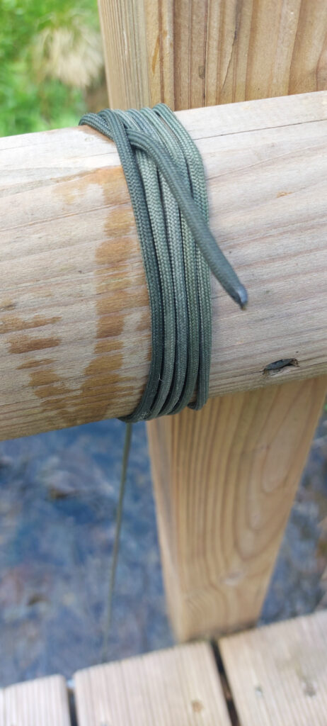 Paracord am Brückengeländer befestigt