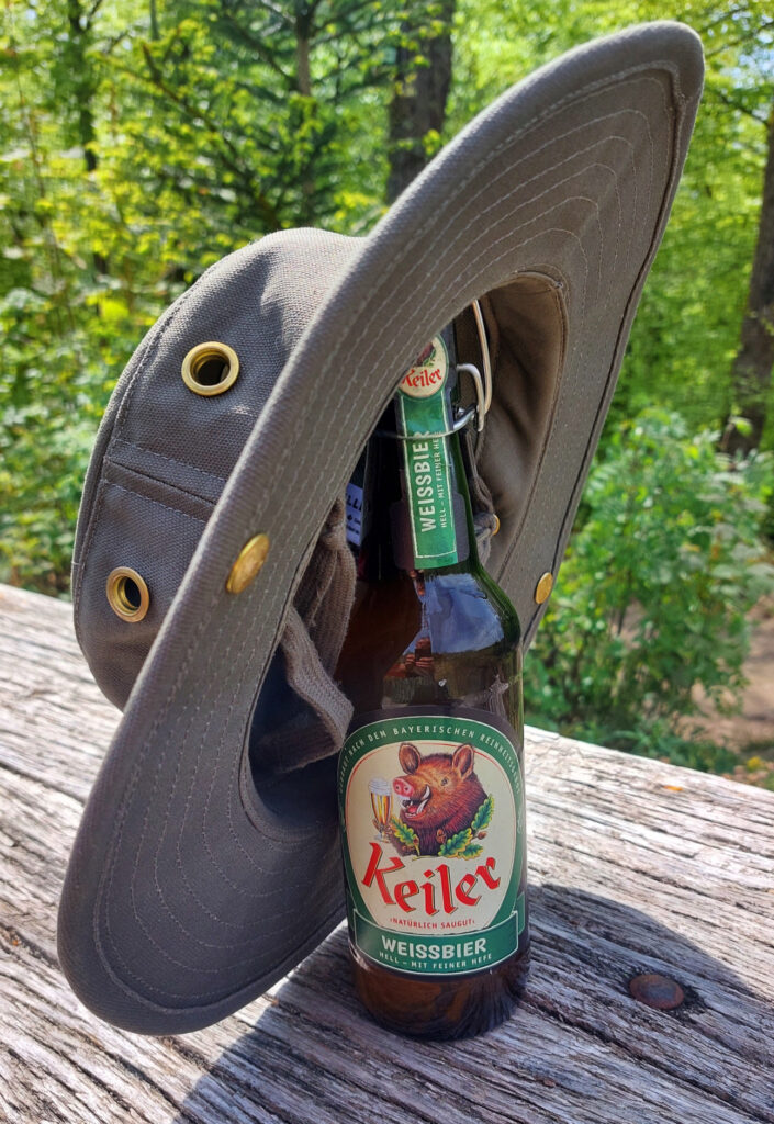 Flasche Bier unter dem Tilley T3 in den Schatten gestellt. Schatten ist besser als Sonne für gekühlte Getränke